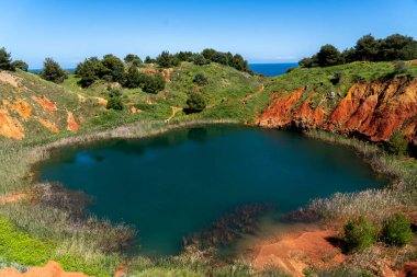Otranto, Puglia, İtalya 'daki Bauxite Quarry Gölü. Salento, Otranto: boksit taş ocağı mağarasının ay manzarası.