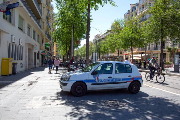 Güzel, Fransa - 30 Nisan 2018: güzel sokaklar. Nice 'in merkezinde ünlü bir cadde.