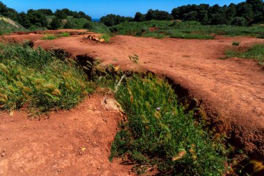 Otranto, Puglia, İtalya 'daki Bauxite Quarry Gölü. Salento, Otranto: boksit taş ocağı mağarasının ay manzarası.