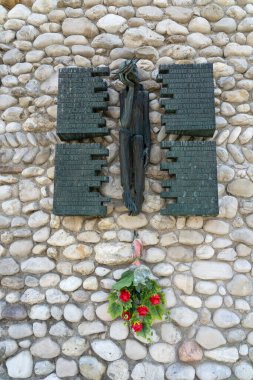 Dachau, Almanya, 2 Nisan 2019: İsa 'nın Ölümcül Izdırabı Katolik Kilisesi' nin yanında Scuplture. Dachau toplama kampı anısına eski Nazi toplama kampı Dachau 'da.