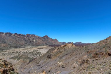 Tenerife 'de çöl. Tenerife Ulusal Parkı 'ndaki ay manzarası. Volkanik dağ manzarası, Teide Ulusal Parkı, Kanarya Adaları, İspanya. Dağlarda ve çölde yürüyüş.