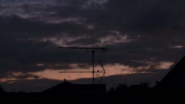 Köyün Üzerinde Sonbahar Sabahı Gökyüzü Evlerin Çatılarında Şafak Sökerken — Stok video