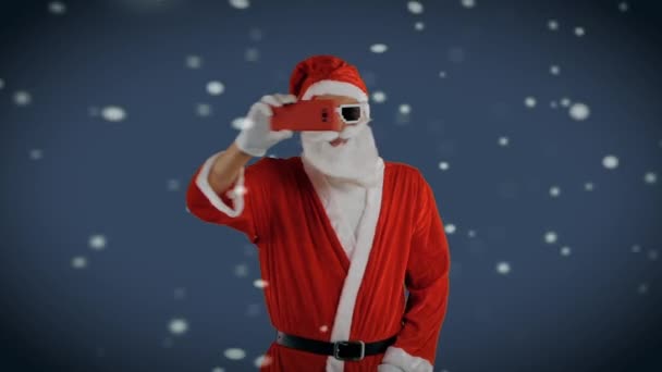 Santa Claus Telefonu Komórkowego Robi Zdjęcia Noworoczne Animowanym Tle Śniegu — Wideo stockowe