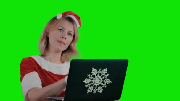 Chica Vestida Como Santa Claus Está Escribiendo Ordenador Portátil Feliz — Vídeo de stock