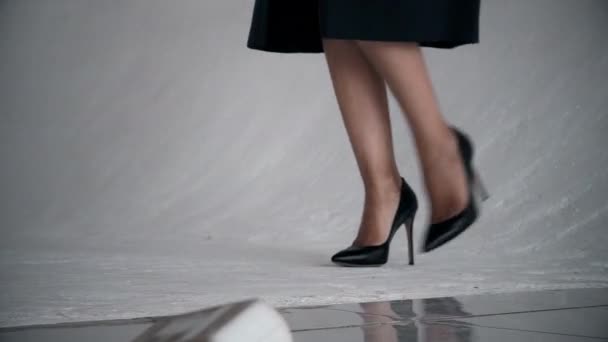 Sinking Women Feet Black High Heeled Shoes White Floor Travel — ストック動画