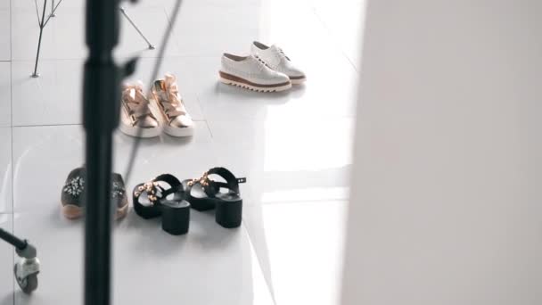Viajar Controle Deslizante Torno Sapatos Femininos Piso Espelhado Branco Três — Vídeo de Stock