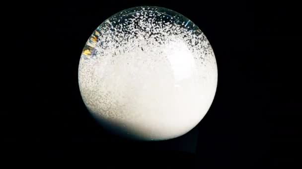 Boule Neige Filante Sur Fond Noir Intérieur Neige Blanche Tombe — Video