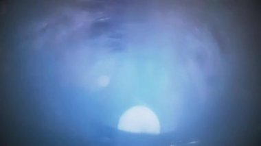 Sudaki iki beyaz topun hareketini özetle. Toplar bir girdaba düşer, bilimsel deneyim, deney