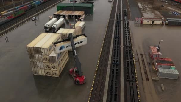 Werkzaamheden Van Een Logistiek Centrum Lossen Van Containers Met Een — Stockvideo