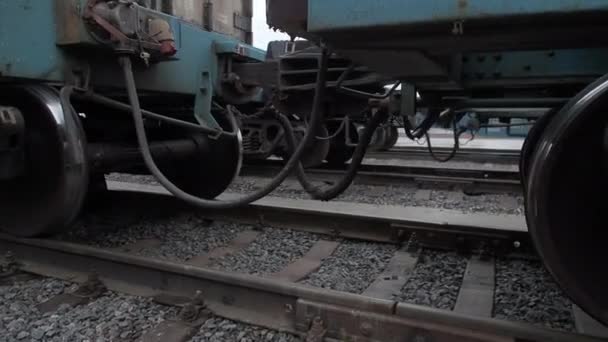 Wielen Van Trein Rijden Rails Koppelinrichting Tussen Spoorwagons Het Spoor — Stockvideo