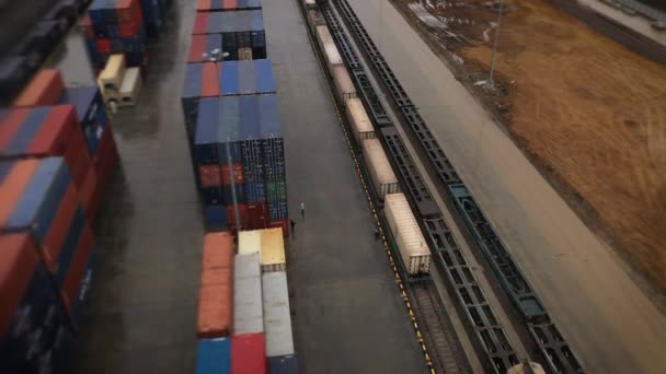 열차와 화물을 터미널에 도착하는 기차역의 보이는 운송용 컨테이너 — 비디오