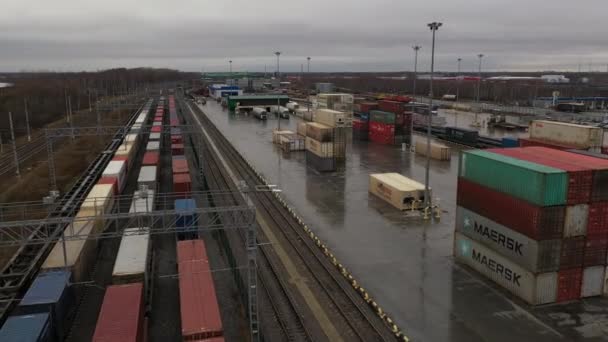 화물용 철도역 카메라를 날리는 보이는 컨테이너 — 비디오