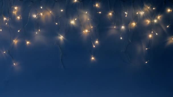 クリスマスツリーのガーランドは夜空のように輝いています 夜空やクリスマスのフレームの形のライト — ストック動画