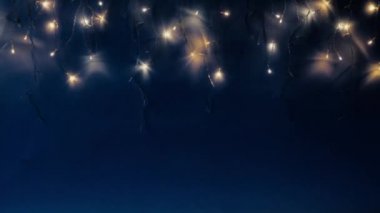 Noel ağacı çelengi gece gökyüzü gibi parıldıyor. Gece gökyüzü ya da Noel çerçevesi şeklinde ışıklar..