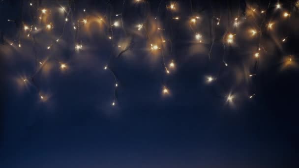 クリスマスツリーのガーランドは夜空のように輝いています 夜空やクリスマスのフレームの形のライト — ストック動画