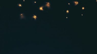 Noel ağacı çelengi gece gökyüzü gibi parıldıyor. Gece gökyüzü ya da Noel çerçevesi şeklinde ışıklar..
