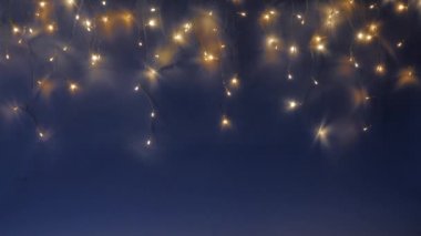 Noel ağacı çelengi gece gökyüzü gibi parıldıyor. Gece gökyüzü ya da Noel çerçevesi şeklinde ışıklar..