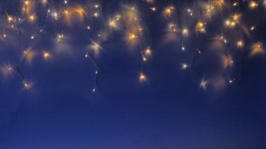 Noel ağacı çelengi gece gökyüzü gibi parıldıyor. Gece gökyüzü ya da Noel çerçevesi şeklinde ışıklar..