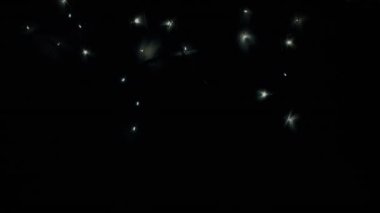 Noel ağacı çelengi gece gökyüzü gibi parıldıyor. Gece gökyüzü ya da Noel çerçevesi şeklinde ışıklar..