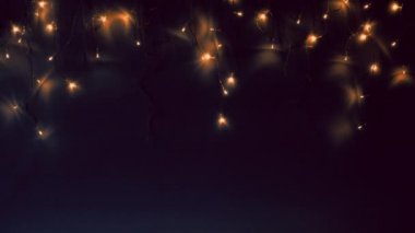 Noel ağacı çelengi gece gökyüzü gibi parıldıyor. Gece gökyüzü ya da Noel çerçevesi şeklinde ışıklar..