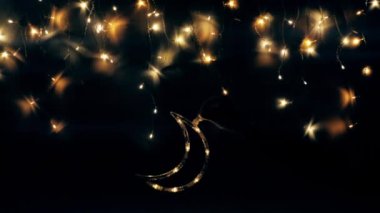 Noel ağacı çelengi gece gökyüzü gibi parıldıyor. Ay yakında yükselecek. Gece gökyüzü ya da Noel çerçevesi şeklinde ışıklar..