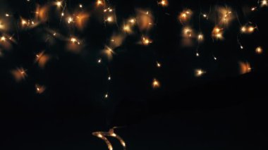 Noel ağacı çelengi gece gökyüzü gibi parıldıyor. Ay yakında yükselecek. Gece gökyüzü ya da Noel çerçevesi şeklinde ışıklar..