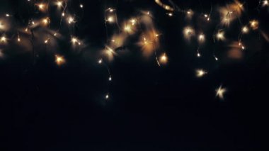 Noel ağacı çelengi gece gökyüzü gibi parıldıyor. Ay yakında yükselecek. Gece gökyüzü ya da Noel çerçevesi şeklinde ışıklar..