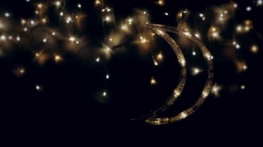 Noel ağacı çelengi gece gökyüzü gibi parıldıyor. Ay yakında yükselecek. Gece gökyüzü ya da Noel çerçevesi şeklinde ışıklar..