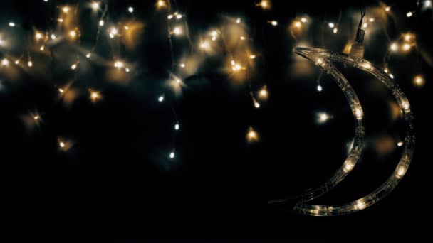 クリスマスツリーのガーランドは夜空のように輝いています 月はすぐに上がるでしょう 夜空やクリスマスのフレームの形のライト — ストック動画
