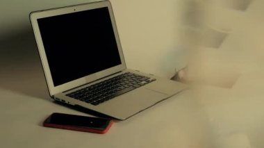 İnternet konsepti. Siber uzayda yüzen çeşitli simgeler.