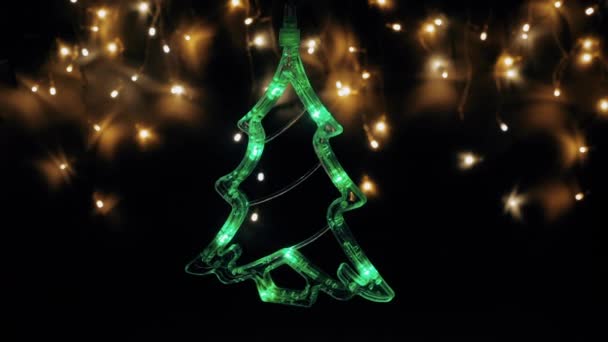 Λαμπερό Χριστουγεννιάτικο Δέντρο Ενάντια Στο Νυχτερινό Ουρανό Αφαίρεση Γιρλάντες Ιστορικό — Αρχείο Βίντεο