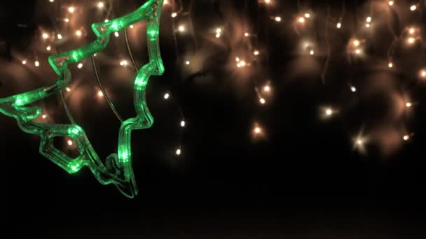Gloeiende Kerstboom Tegen Nachtelijke Hemel Abstractie Van Slingers Achtergrond Voor — Stockvideo