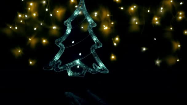 Gloeiende Kerstboom Tegen Nachtelijke Hemel Abstractie Van Slingers Achtergrond Voor — Stockvideo