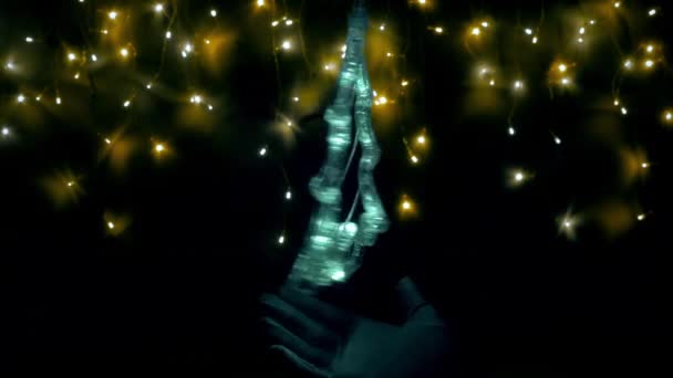 Leuchtender Weihnachtsbaum Gegen Den Nachthimmel Abstraktion Von Girlanden Hintergrund Für — Stockvideo