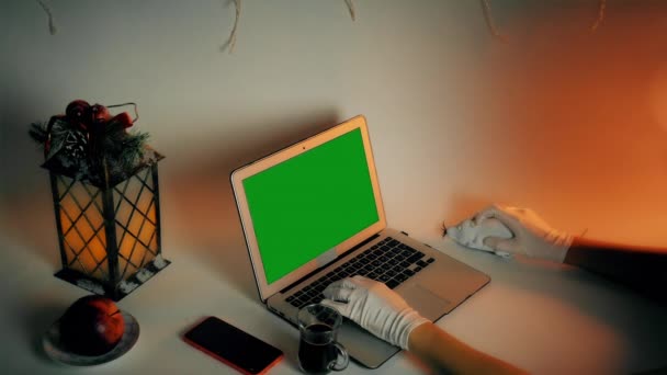 Primer Plano Las Manos Mujer Femenina Con Pulseras Escribiendo Teclado — Vídeo de stock