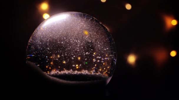 Weihnachten Schneekugel Animation Zur Hand Hintergrund Leuchtet Ein Lichterkranz — Stockvideo