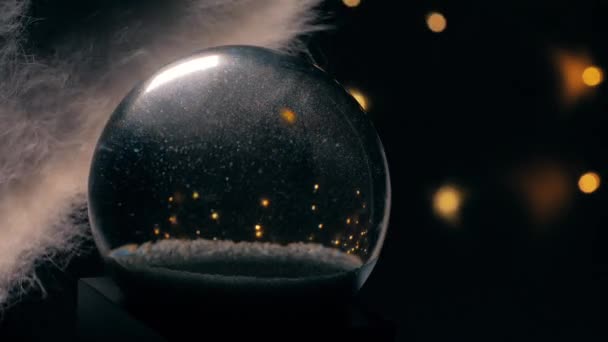 Weihnachten Schneekugel Animation Zur Hand Hintergrund Leuchtet Ein Lichterkranz — Stockvideo