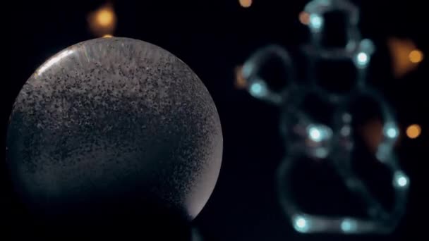 圣诞雪球动画手头上 一个雪人在后面闪闪发光 — 图库视频影像