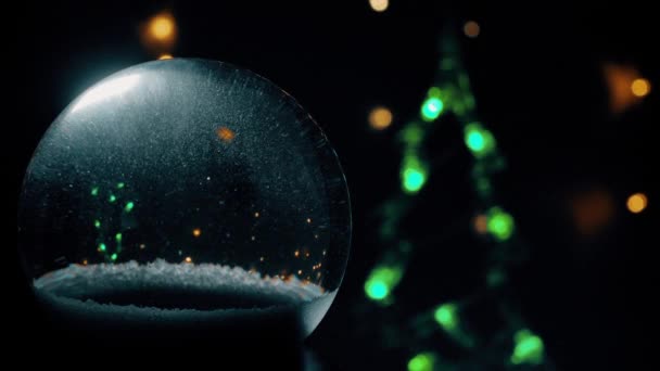 Vánoční Sněhová Koule Animace Dosah Ruky Vánoční Stromek Svítí Pozadí — Stock video