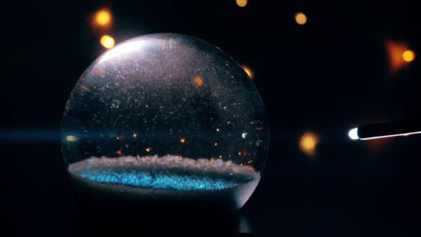 Animation Boule Neige Noël Portée Main Une Guirlande Lumières Brille — Video