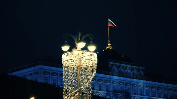 Российский флаг развевается в правительственном доме ночью — стоковое видео