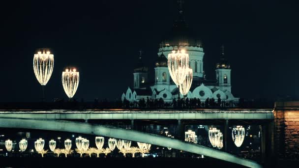 Vue depuis le remblai du fleuve Moscou jusqu'à la cathédrale du Christ Sauveur. Nuit . — Video