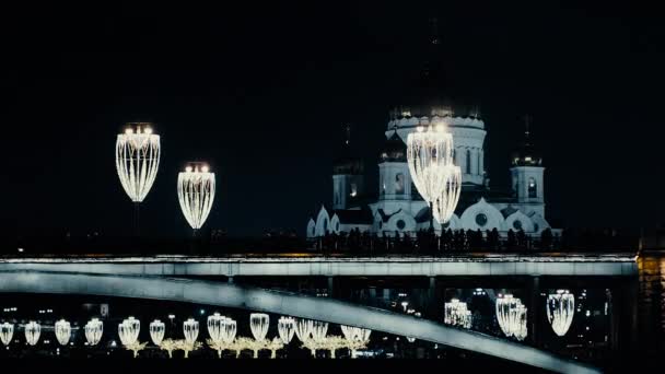 Widok z nasypu rzeki Moskwa do katedry Chrystusa Zbawiciela. Noc. — Wideo stockowe
