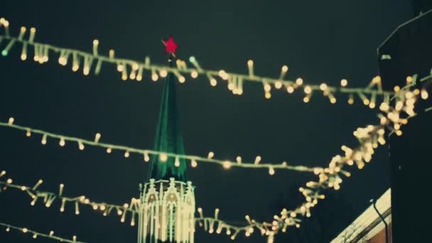 Julkrans på bakgrunden av Moskva Kreml Tower. Natt. — Stockvideo