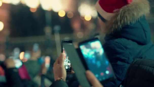 Viele Menschen fotografieren das neue Jahr 2020 auf dem Roten Platz in Moskau. — Stockvideo