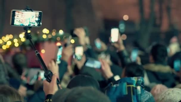 Un sacco di gente sta scattando foto del nuovo anno 2020 sulla Piazza rossa a Mosca . — Video Stock