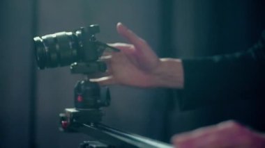 Odada kameraman var. Kameralı bir adam odada video çekiyor..