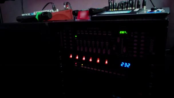 Équipement de karaoké. Du matériel sonore. Télécommande DJ, réglages de son et de musique .