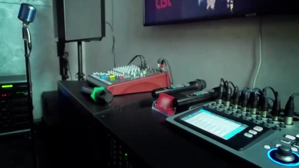 Оборудование для караоке. Звуковое оборудование Диджейский пульт, звук и музыка . — стоковое видео