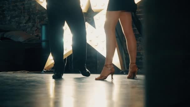 Close-up das pernas de um homem e uma mulher dançando um par de dança de salão na sala. Movimentos de dança do tango . — Vídeo de Stock